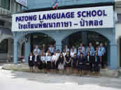 タイ・プーケットの語学学校前で